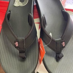 Brand new women’s size 6 Nike